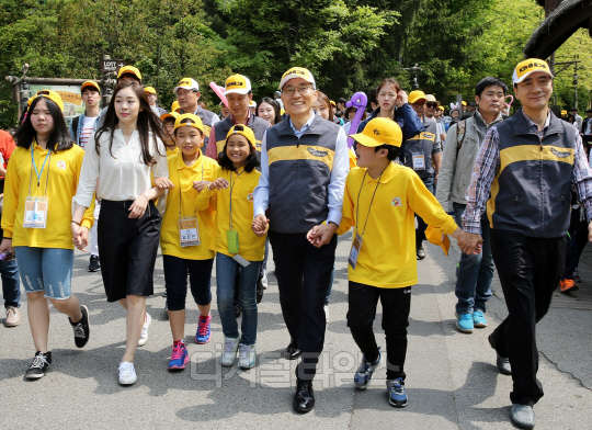9일 용인 에버랜드에서 윤종규 KB금융지주 회장(가운데)과 피겨여왕 김연아 선수(왼쪽 두 번째)가 참가 어린이들과 놀이시설 체험을 위해 이동하고 있다.